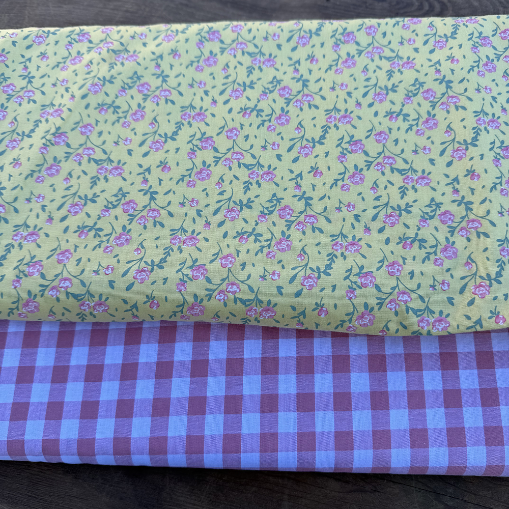 Fica Aqui - Flowers (Bolsa meia-lua com folhos)