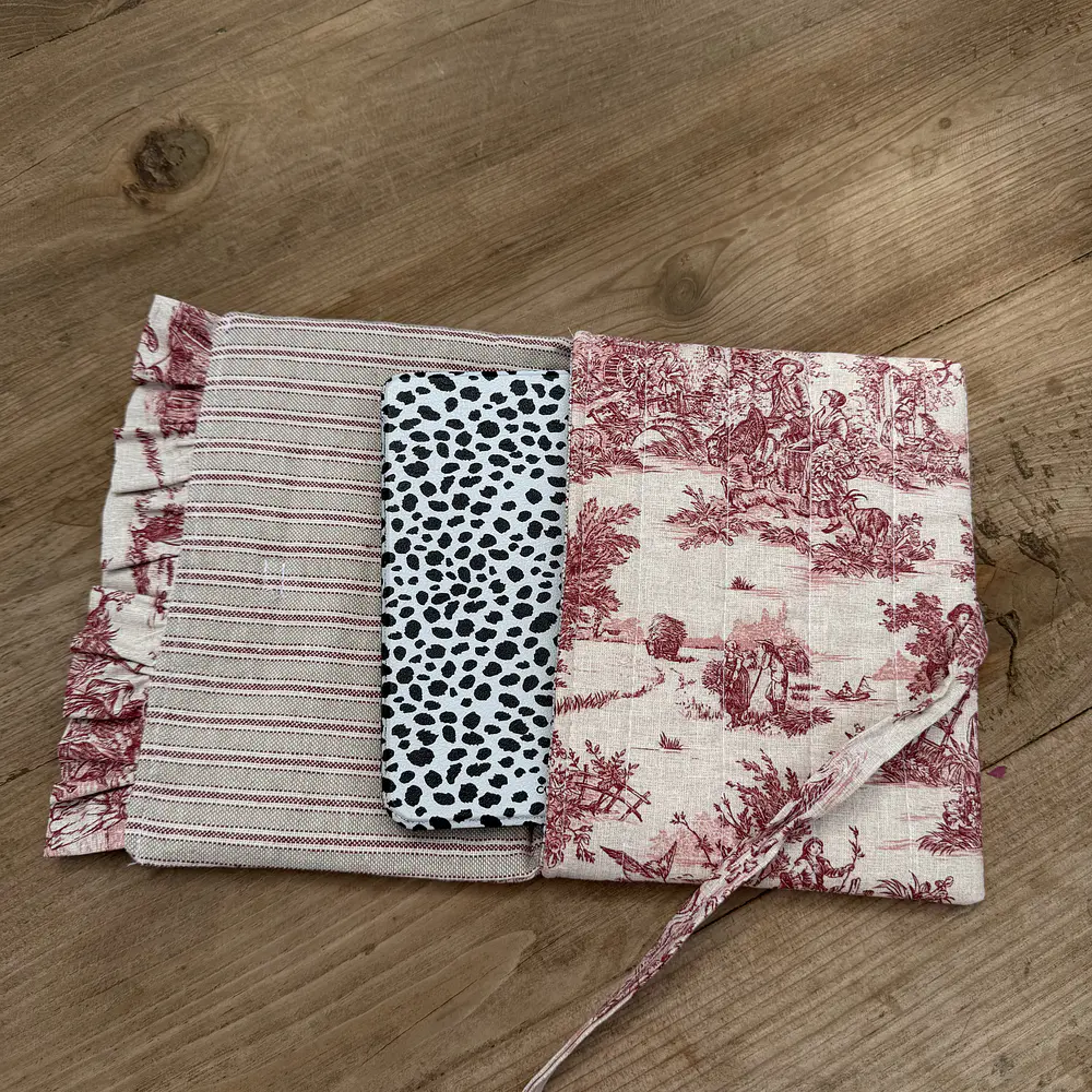 Só mais um Capítulo - Capa para e-reader (Flowers & Dots)