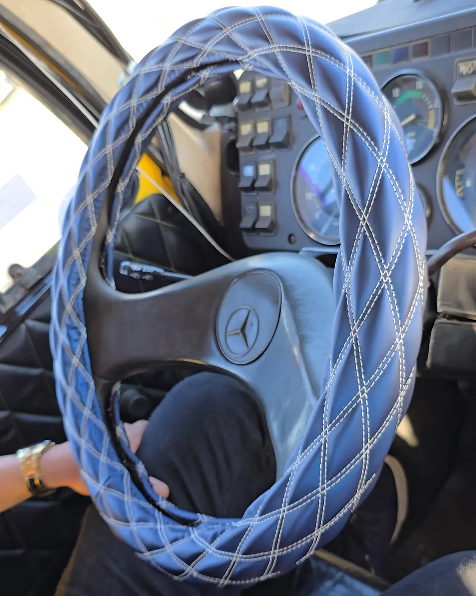 Cubre Volante 45cm Extra Grueso, Azul Opaco Hilo Blanco 2