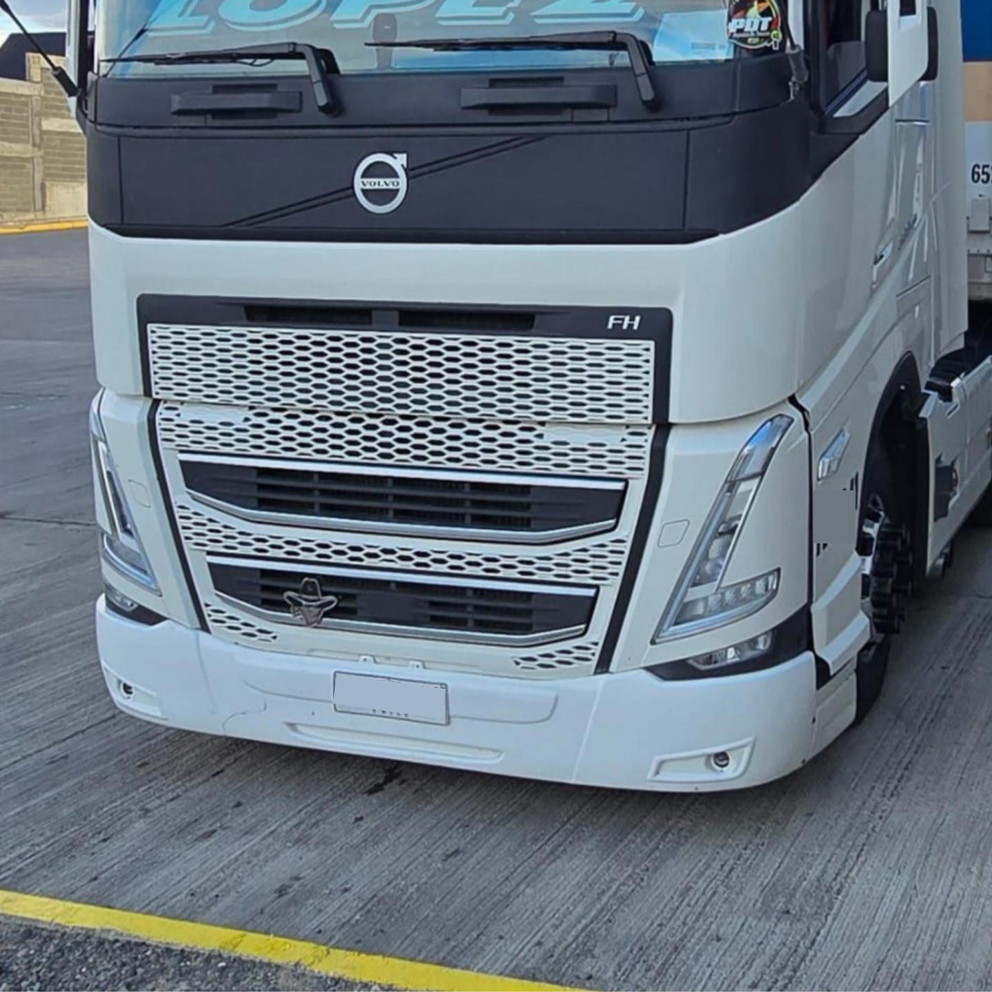 Funda De Parachoque Volvo Fh/Fm 2022 En Adelante 2