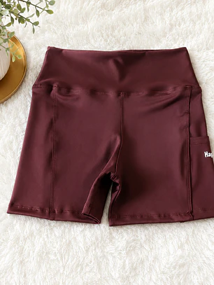 Calza Corta modelo ACTIVA color Café Oscuro en Lycra Suplex con costuras reforzadas, pretina alta y bolsillo lateral 