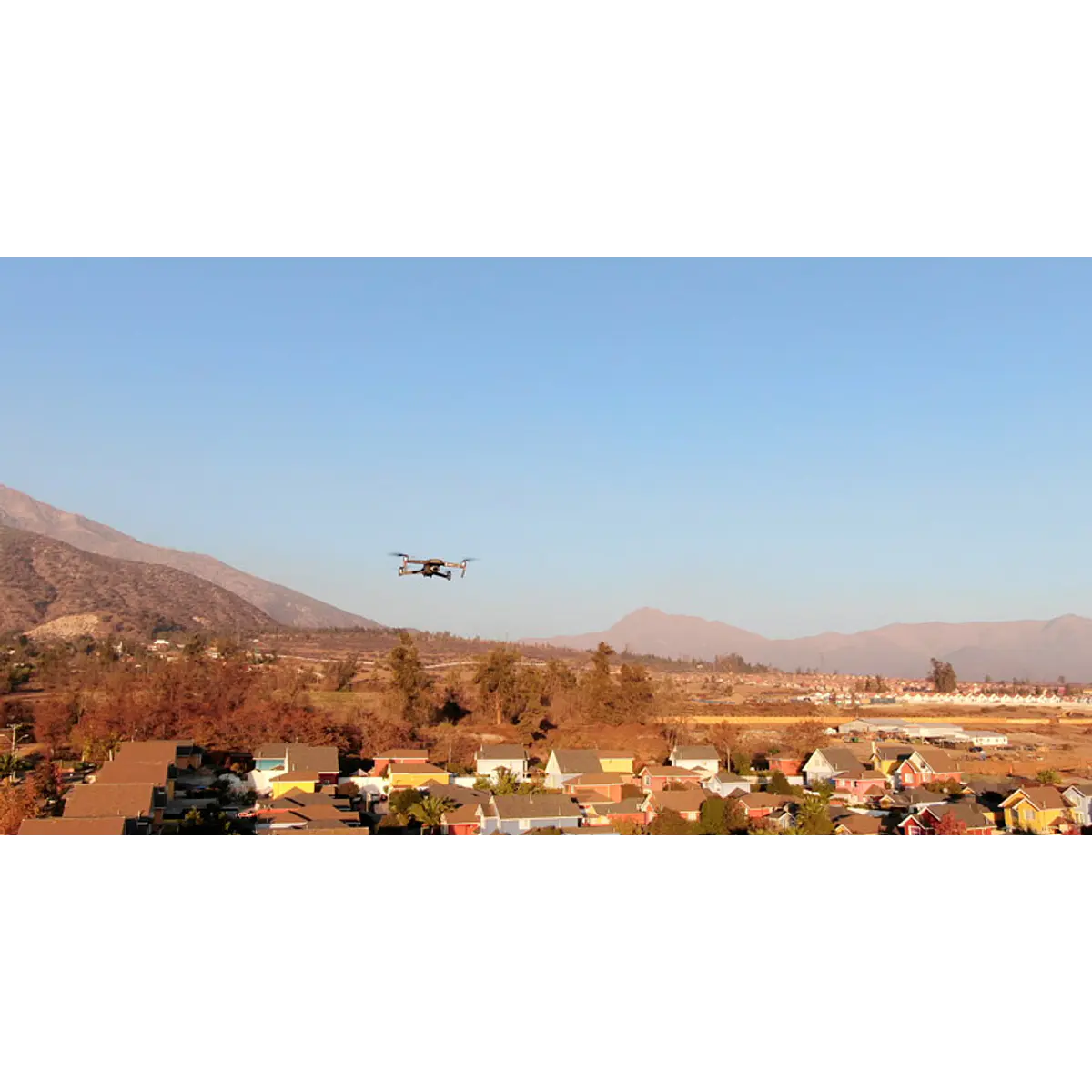 Drone volando en Santiago - video stock