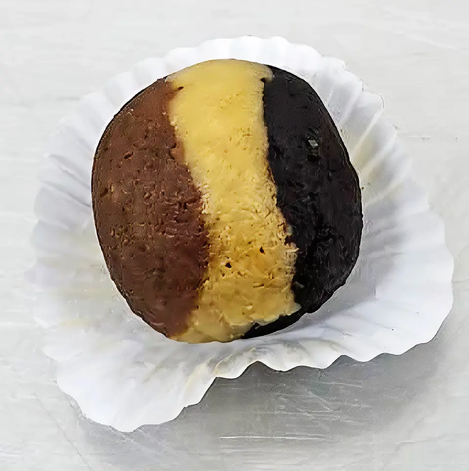 Bolinho de massa de amêndoa, alfarroba e figo 60 gr. uni 1
