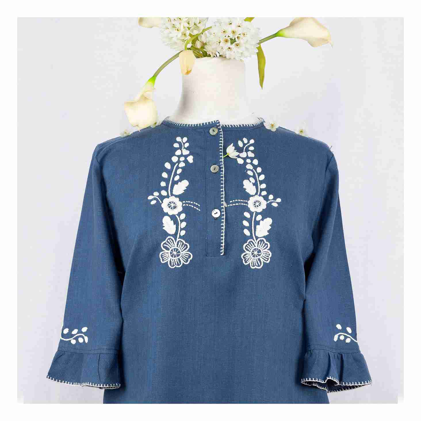 Blusa de Linho Azul Bordada