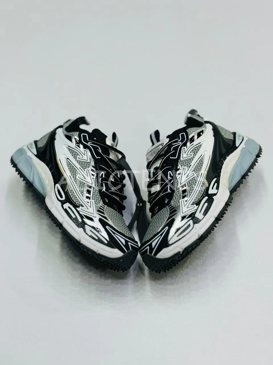 OFF WHITE Be Right White-Black 1