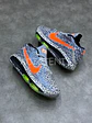 Nike Tenis Zoom GT Hustle 3 Safari - Miniatura 2