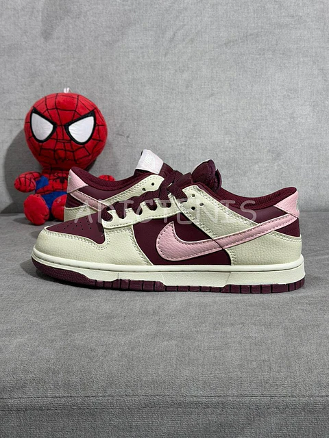 Nike Dunk Low "Valentine's Day