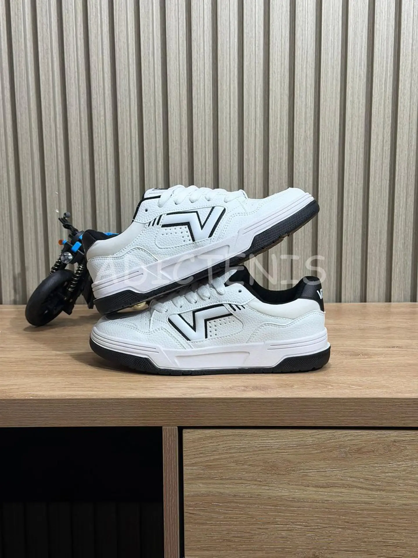 Vans Upland white and black 1