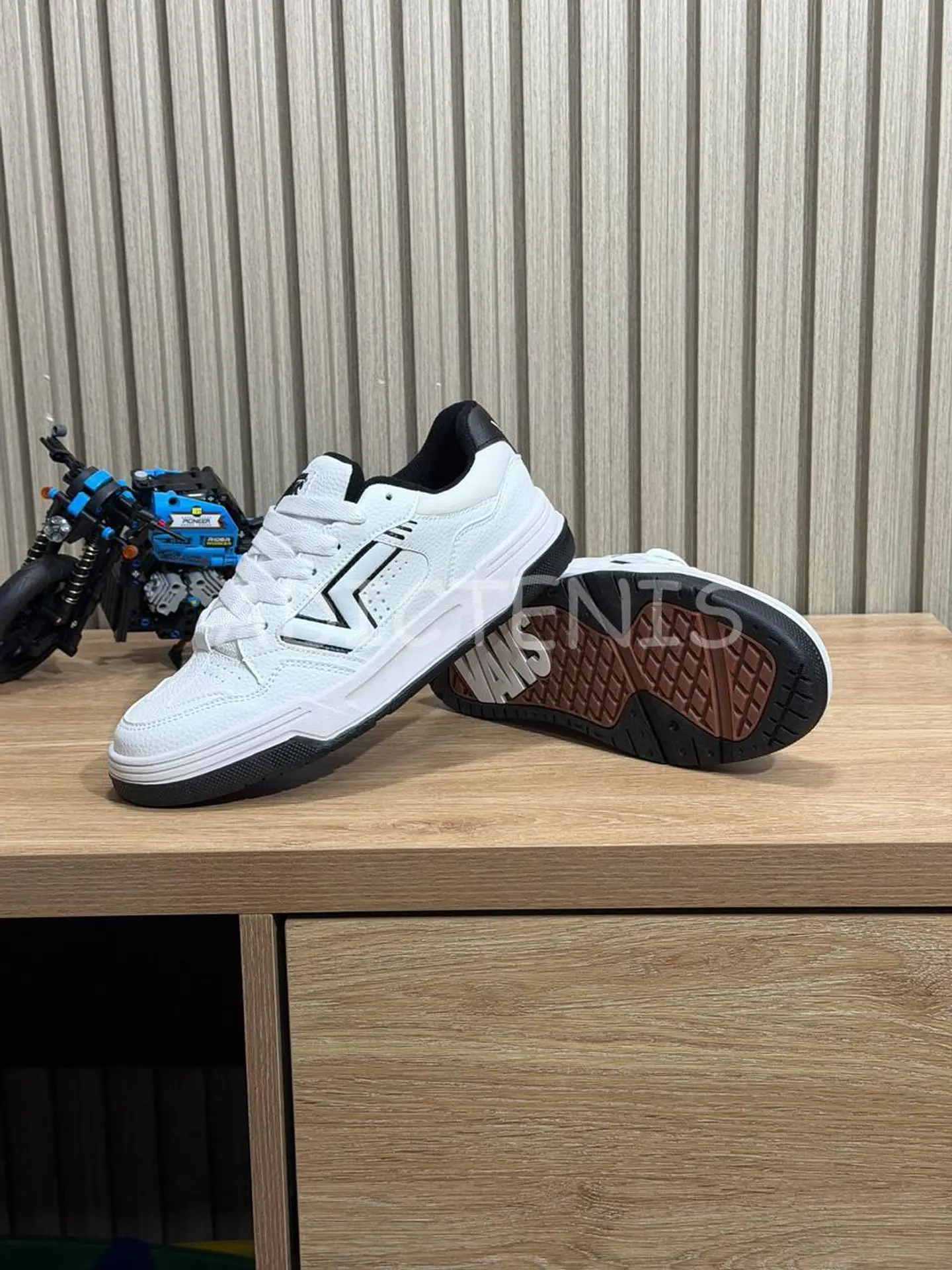 Vans Upland white and black 2