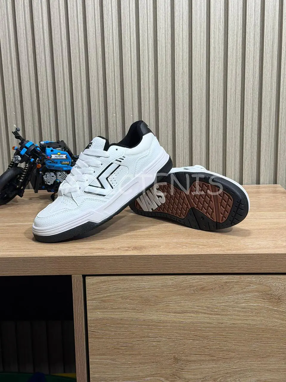 Vans Upland white and black 2