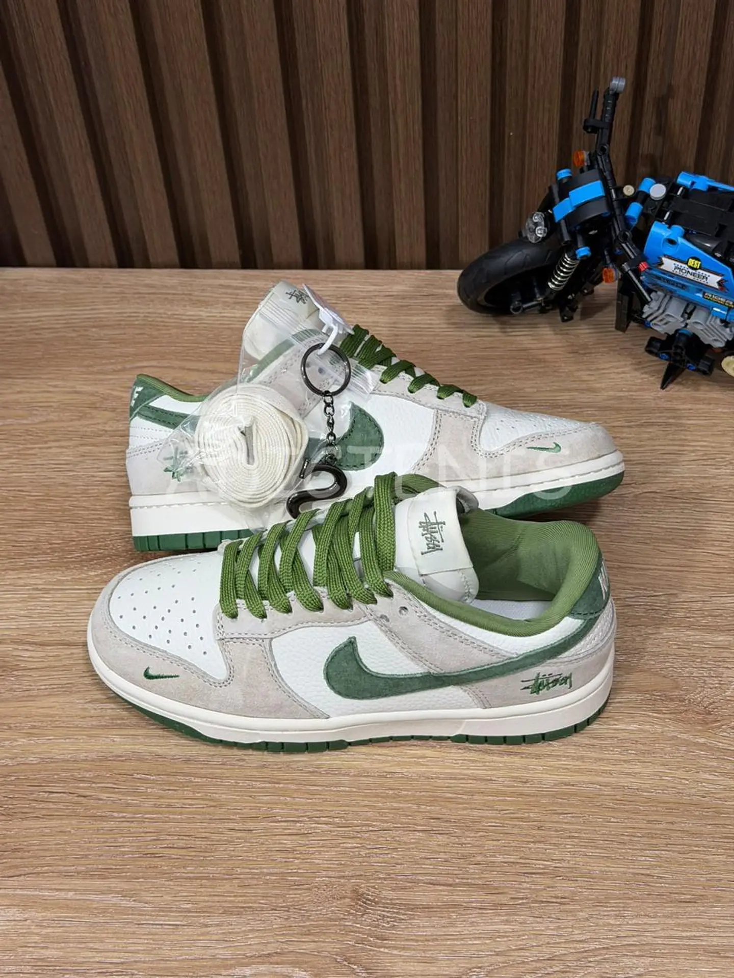 Nike SB Dunk Low x Stüssy 4