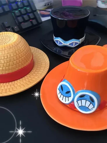👒 ¡SET DE TAZAS COLECCIONABLES ANIME ONE PIECE - SOMBREROS DE LOS TRES HERMANOS AS, SABO Y LUFFY! 🏴‍☠️🔥 1