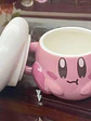 ESTA🥞 ¡TAZÓN MUG DE CERÁMICA PREMIUM KIRBY CAFÉ CON TAPA DE GORRO DE CHEF! 🌸✨¡ - Miniatura 5