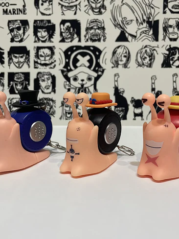 🐌 ¡El Coleccionable Definitivo de One Piece! Llaveros Grabadores de Den Den Mushi 🏴‍☠️✨ 3