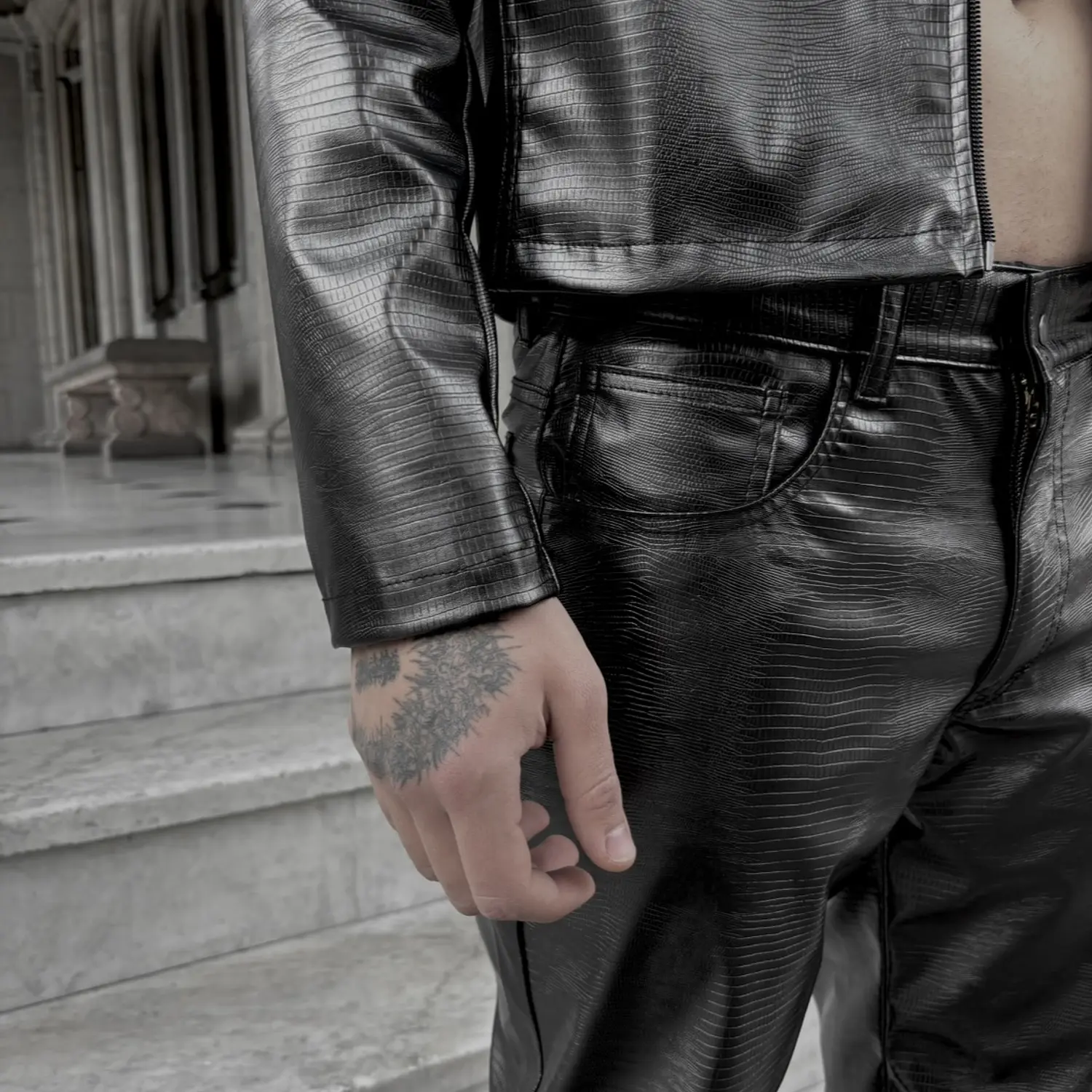 CROCODILE SMOKE JACKET. 4
