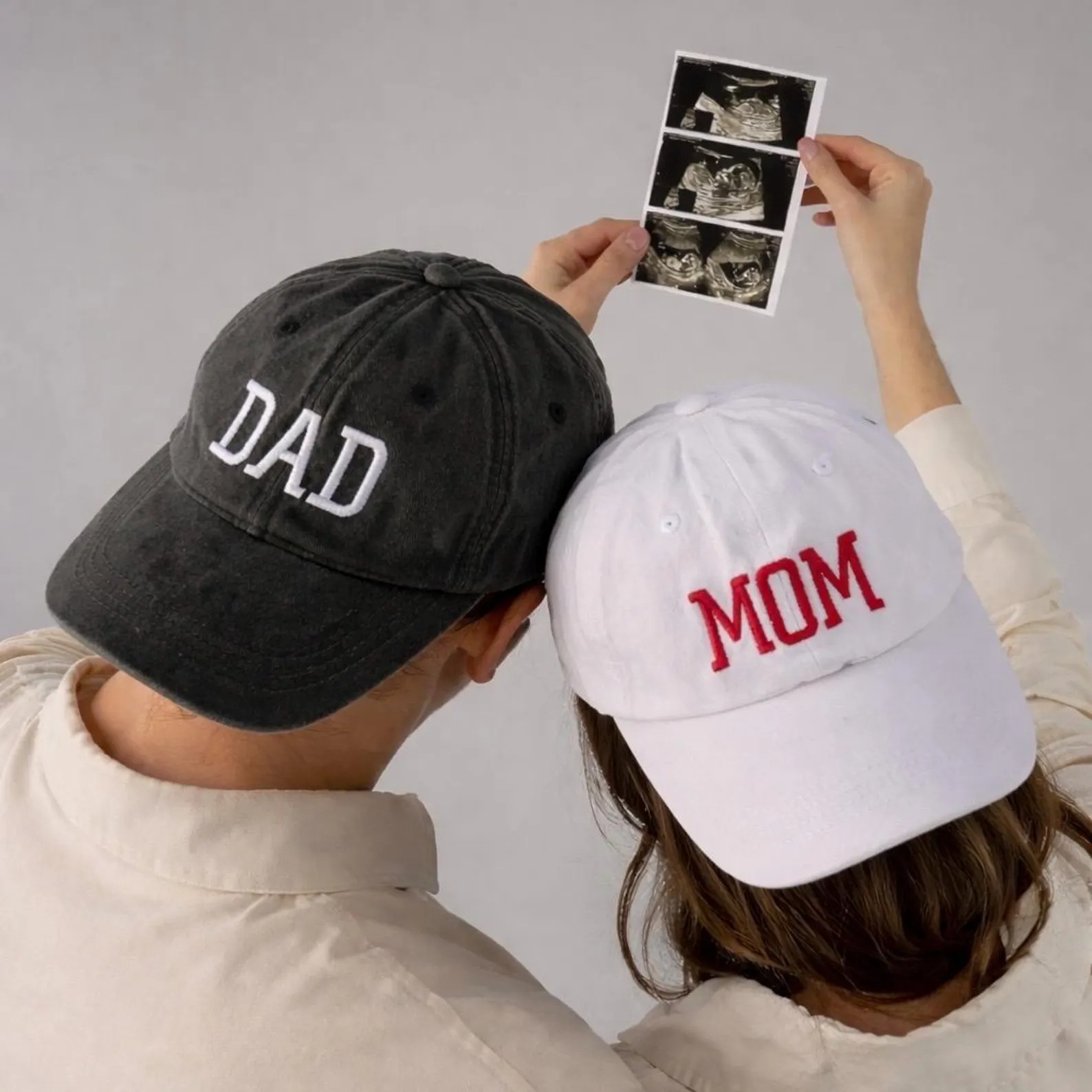 Pack Jockey Bordado Mom & Dad – Gorros Personalizados para Pareja (Premium) 3