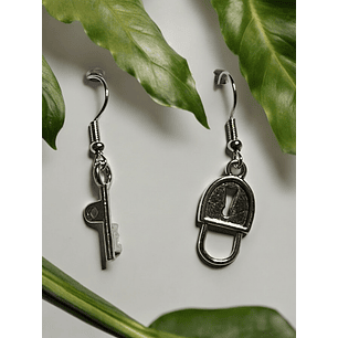 Brincos chave e aloquete em metal
