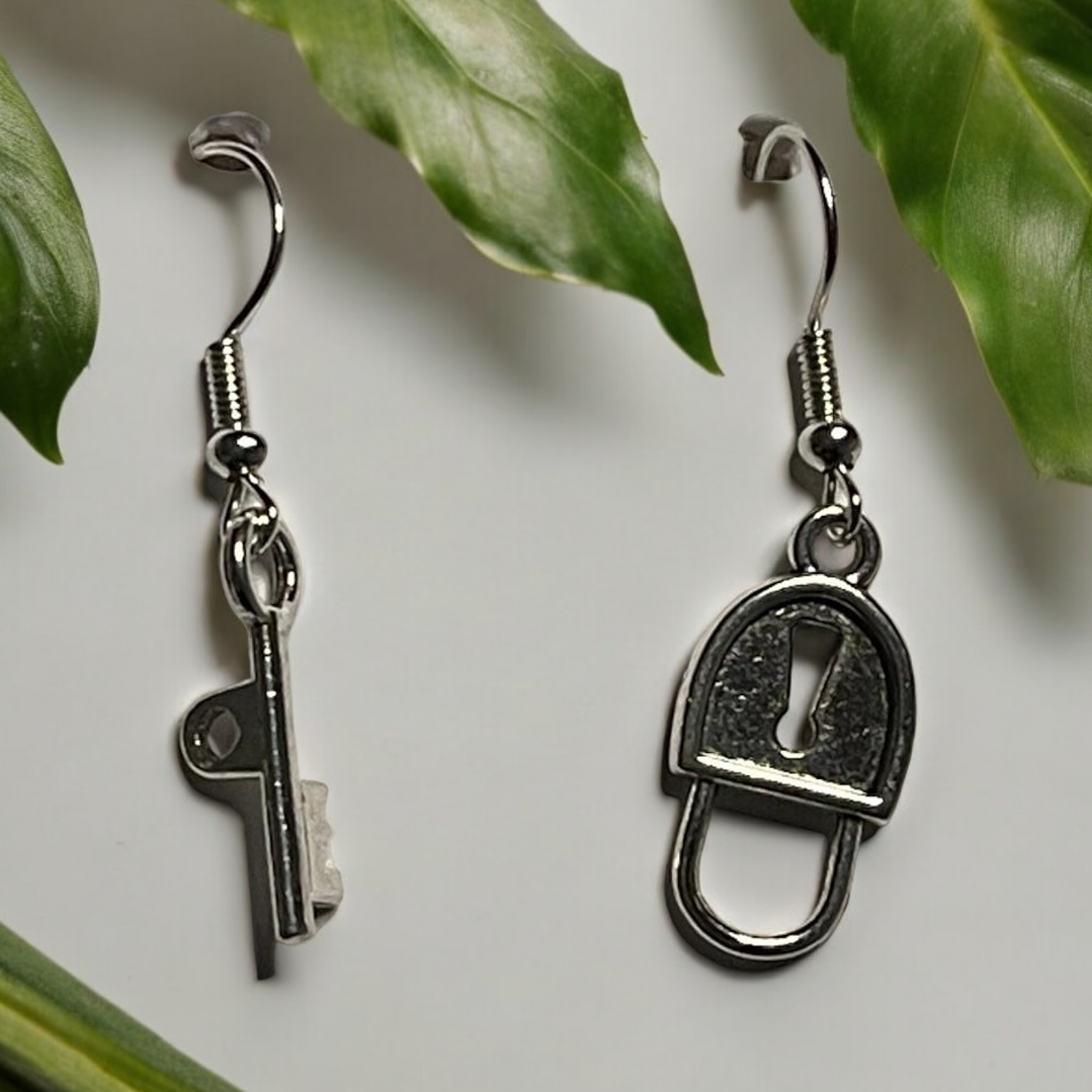 Brincos chave e aloquete em metal 1