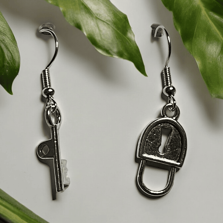 Brincos chave e aloquete em metal 1
