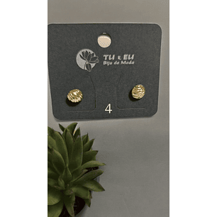 Brincos dourados com ondulação