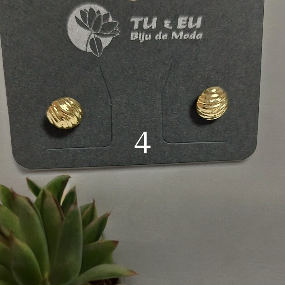 Brincos dourados com ondulação 1