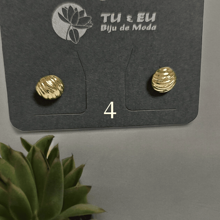 Brincos dourados com ondulação 1