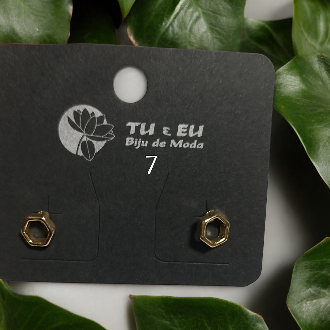 Brincos dourados em forma de porca 1