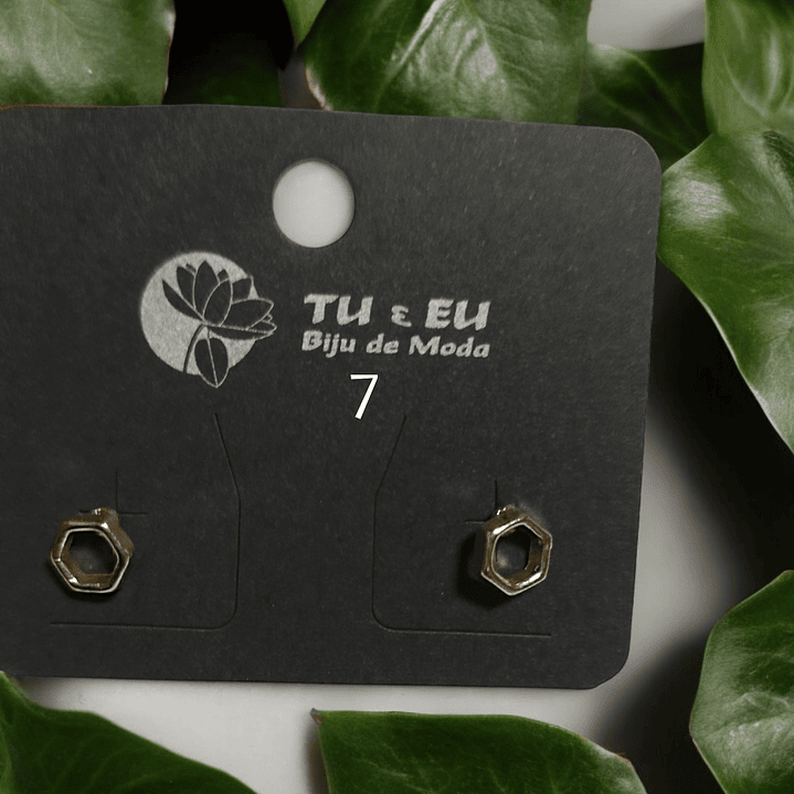 Brincos dourados em forma de porca 1