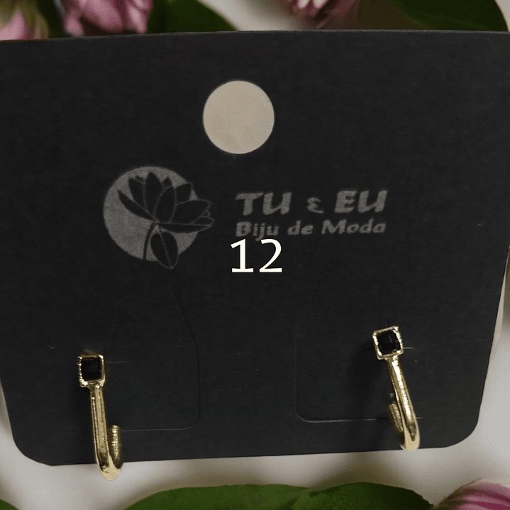 Brincos com preto e dourado 1