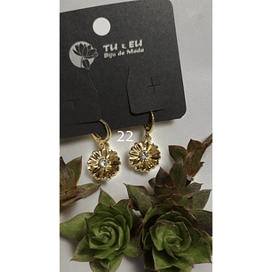 Brincos dourados com pedrinha