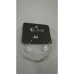 Argolas douradas com pérola