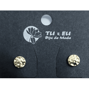 Brincos dourados redondos com relevo