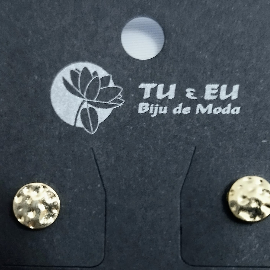 Brincos dourados redondos com relevo 1