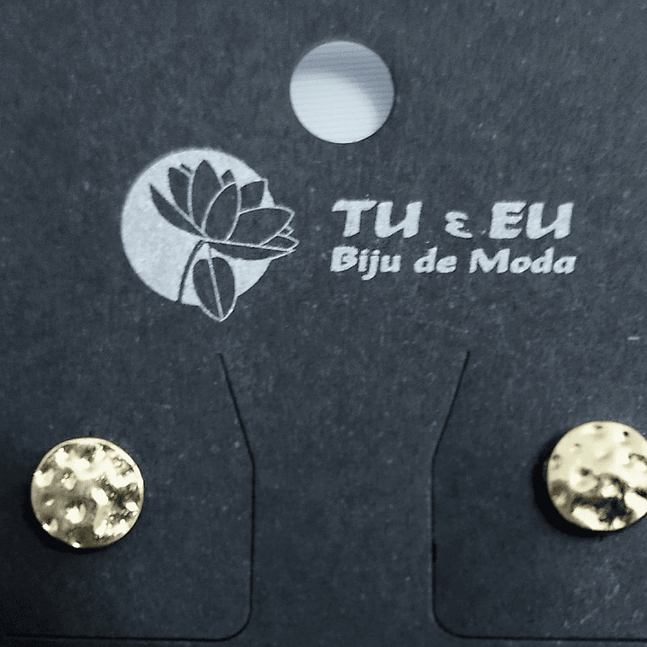 Brincos dourados redondos com relevo 1