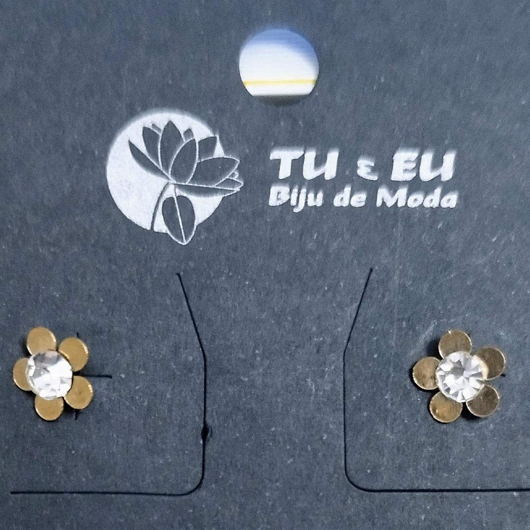 Brincos dourados flor chapa com pedrinha  1