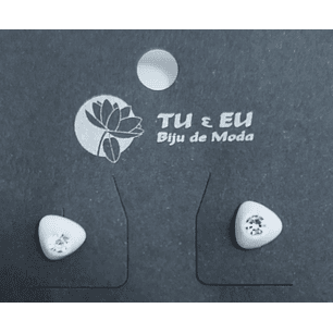 Brincos brancos com pedrinha 