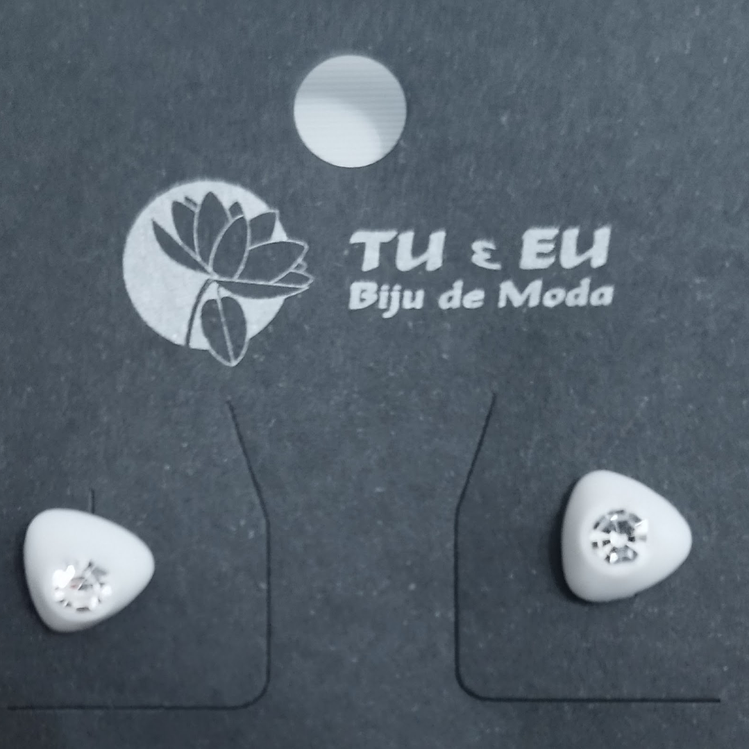 Brincos brancos com pedrinha  1