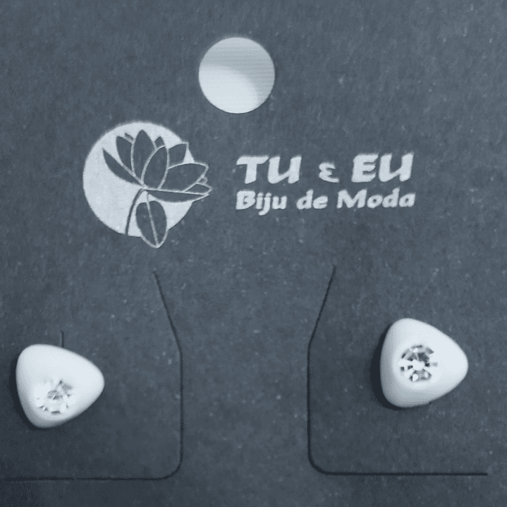 Brincos brancos com pedrinha  1