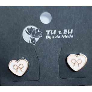 Brincos cor pérola coração 