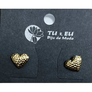 Brincos dourados em forma coração 