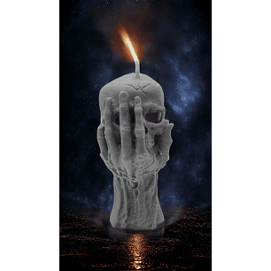 Vela mão a segurar caveira 