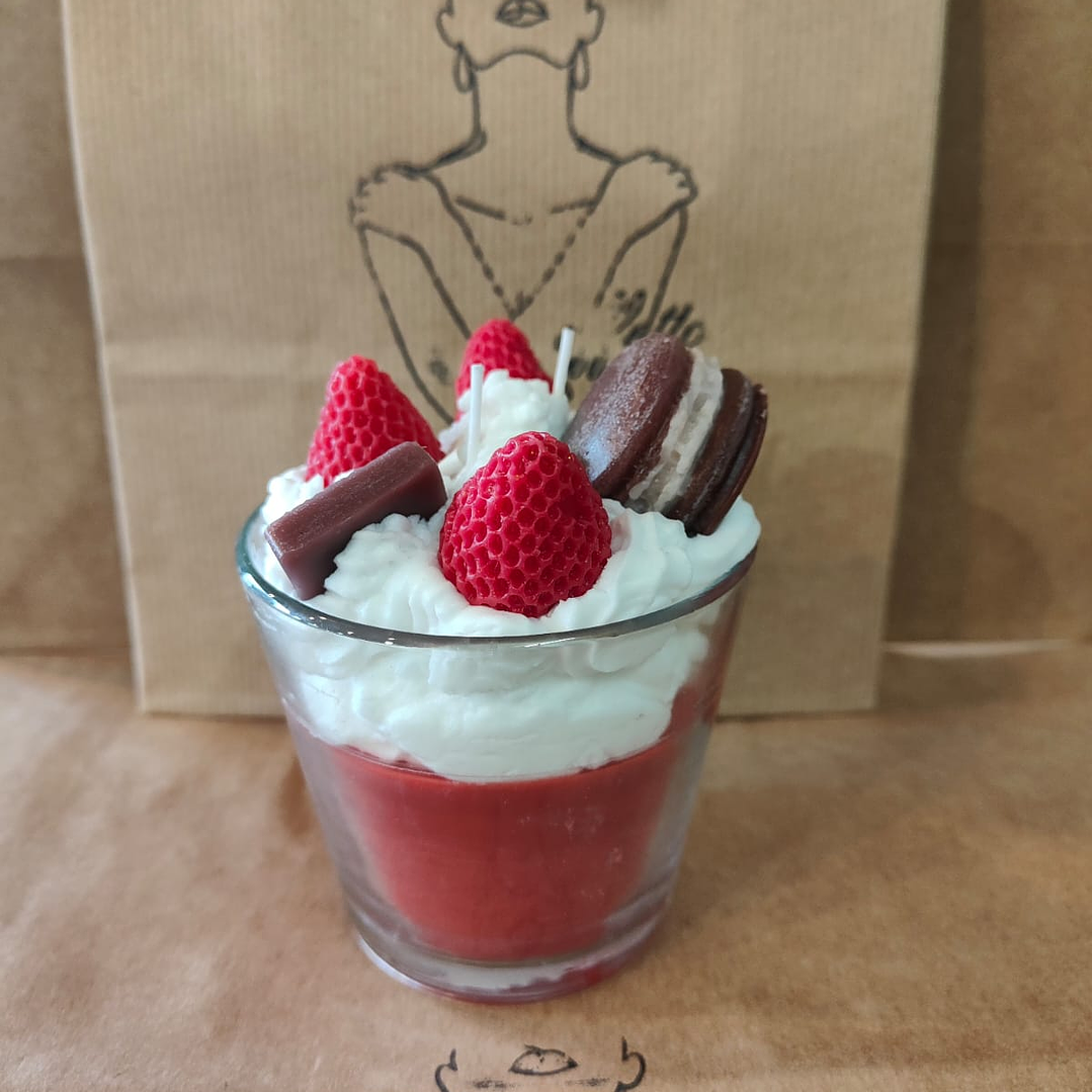 Vela delicia de morango com macarron 2