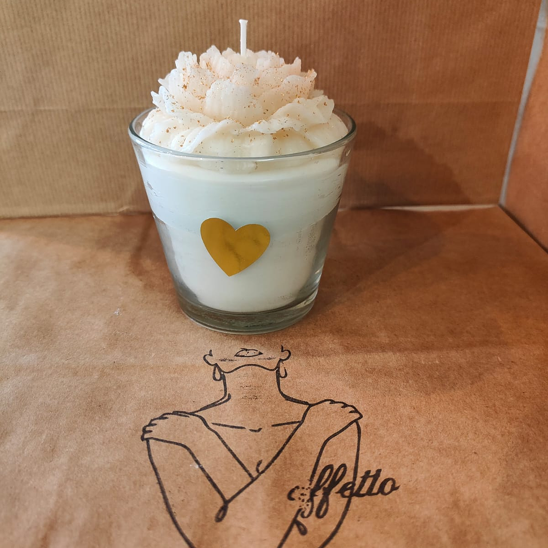 Vela em copo branca com peónia branca e folha de ouro  2