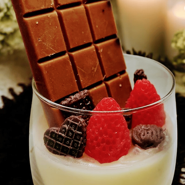 Vela em copo tablete de chocolate com frutas  1