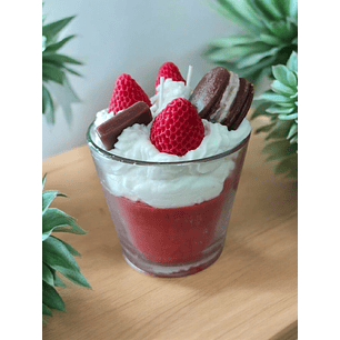 Vela delicia de morango com macarron