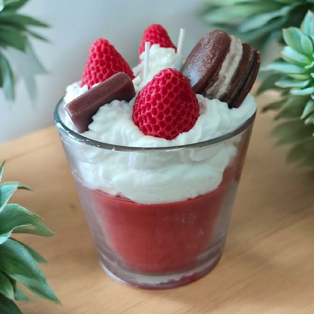Vela delicia de morango com macarron 1