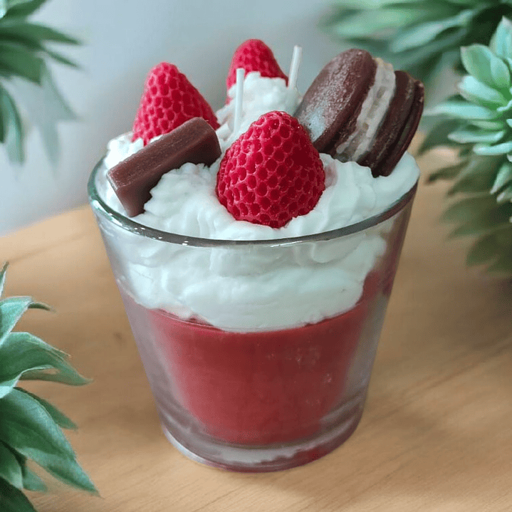 Vela delicia de morango com macarron 1