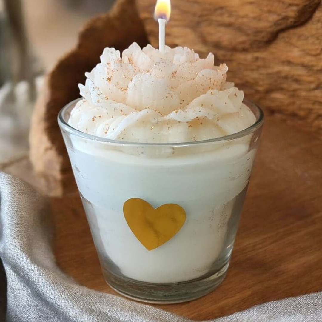 Vela em copo branca com peónia branca e folha de ouro  1