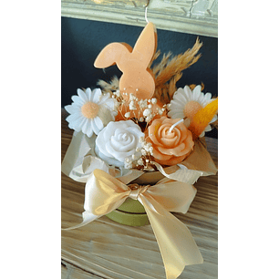 Arranjo flores vela com coelhinho
