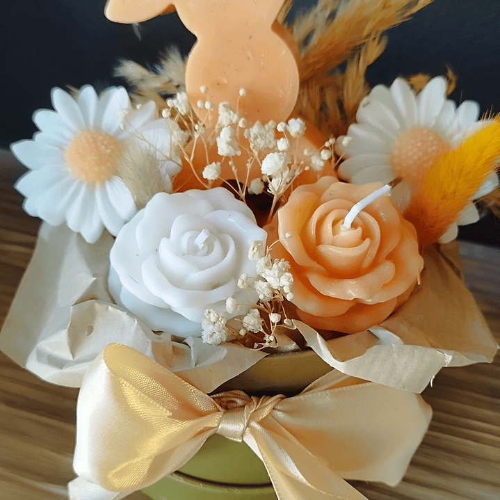 Arranjo flores vela com coelhinho 1